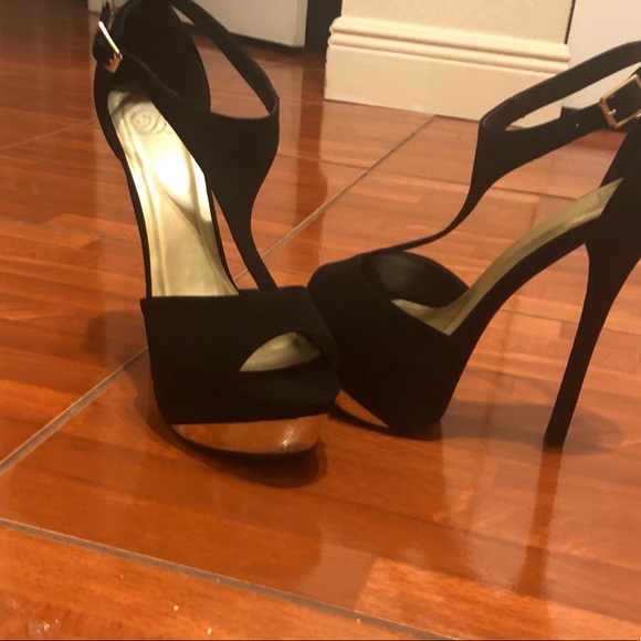 Size 10 black heels with gold trim - Picture 7 of 8